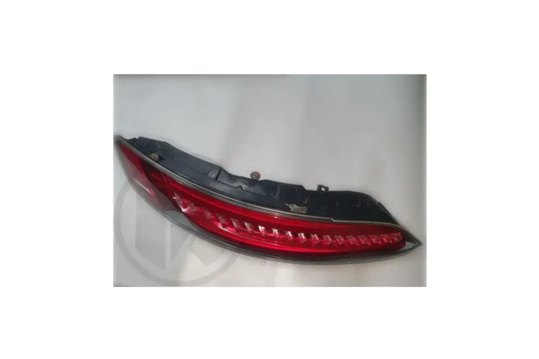 a1909061100 b   rear light l